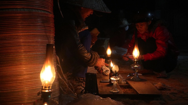 Đèn dầu và ý nghĩa trong văn hóa thờ cúng tâm linh của người Việt - Xưởng Gốm Sứ Việt - Sản Xuất Gốm Sứ Theo Yêu Cầu